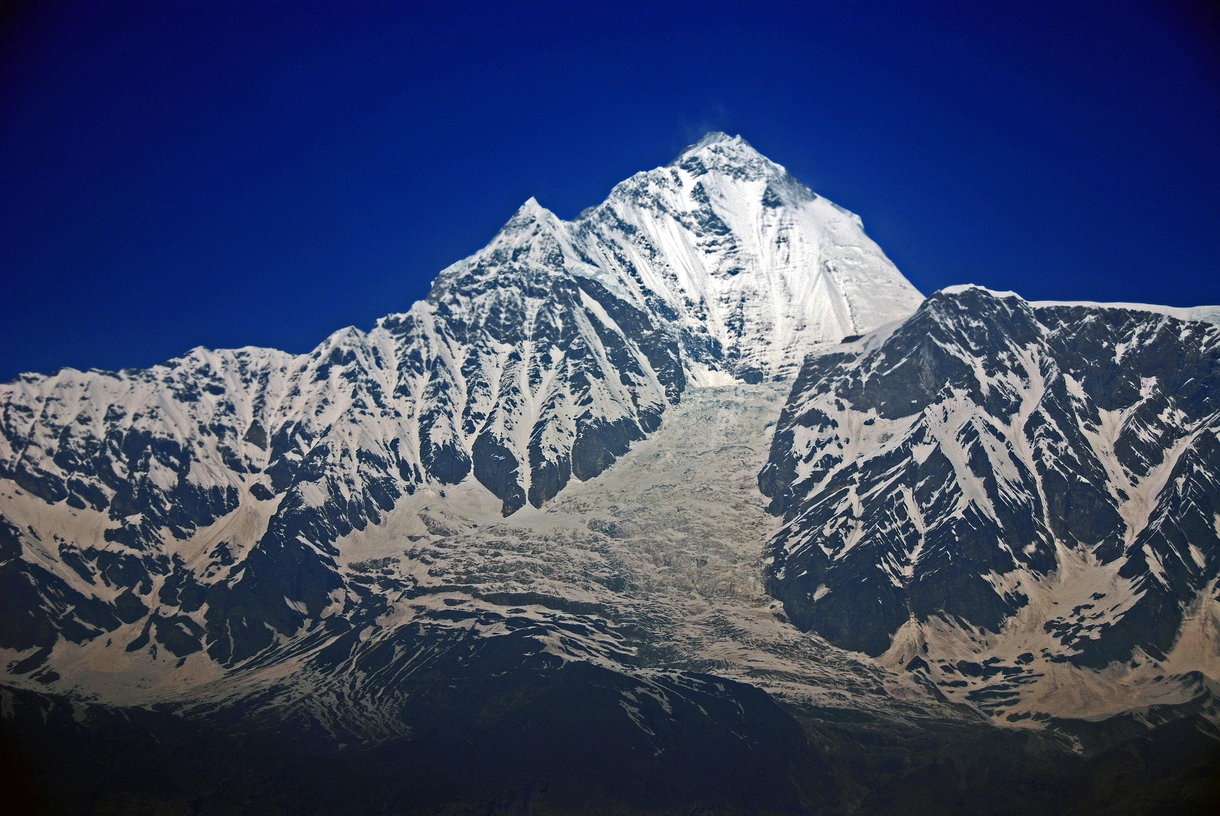 03 Pokhara Flight To Jomsom 05 Dhaulagiri and Ice Fall As the flight from Pokhara to Jomsom continues up the Kali Gandaki Valley, Dhaulagiri and the Dhaulagiri Ice Fall continue to dominate the view to the west, or left side of the airplane.